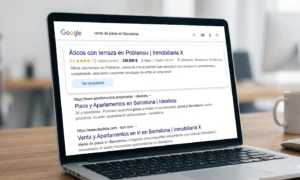 Ejemplo de Rich Snippets inmobiliarios en los resultados de Google, mostrando estrellas de valoración y precio de un ático en Barcelona.